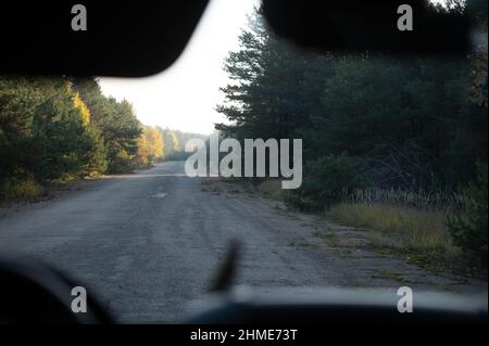 Verlassene Häuser im Dorf Kupovate, in der Sperrzone in der Nähe des Kernkraftwerks Tschernobyl, wurden einst von Umsiedlern bewohnt. Stockfoto