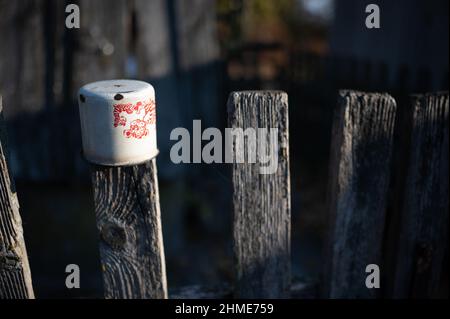 Verlassene Häuser im Dorf Kupovate, in der Sperrzone in der Nähe des Kernkraftwerks Tschernobyl, wurden einst von Umsiedlern bewohnt. Stockfoto