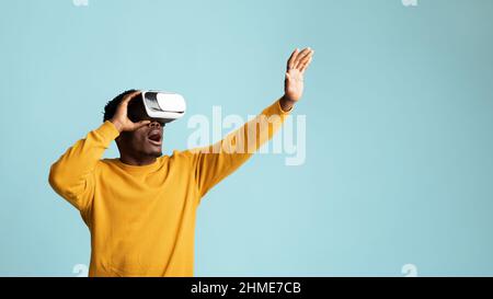 Junger afroamerikanischer Kerl mit VR-Brille Stockfoto