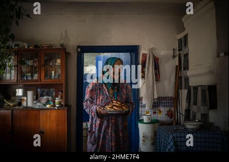 Baba Gania, ein bekannter Siedler, lebt seit vielen Jahren in der Sperrzone in der Nähe des Kernkraftwerks Tschernobyl. Stockfoto