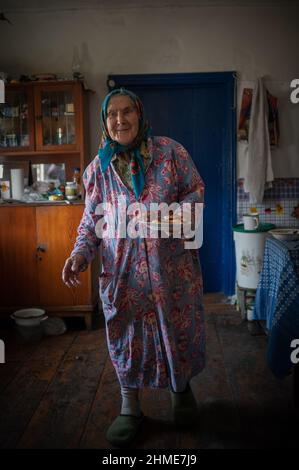 Baba Gania, ein bekannter Siedler, lebt seit vielen Jahren in der Sperrzone in der Nähe des Kernkraftwerks Tschernobyl. Stockfoto