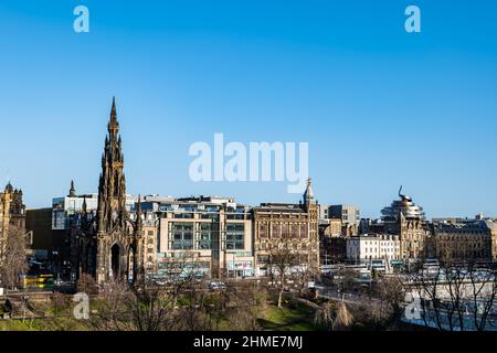 Blick über die Princes Street Gardens mit dem Scott Monument und dem St James Quarter an einem sonnigen Tag mit blauem Himmel, Edinburgh, Schottland, Großbritannien Stockfoto