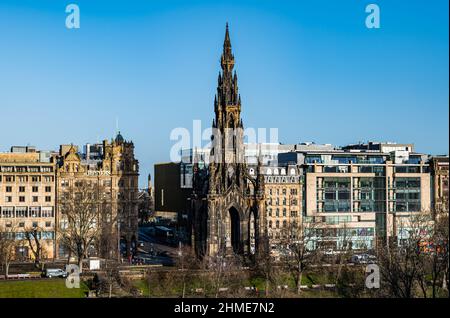 Blick über die Princes Street Gardens mit dem Scott Monument und Jeners an sonnigen Tagen mit blauem Himmel, Edinburgh, Schottland, Großbritannien Stockfoto