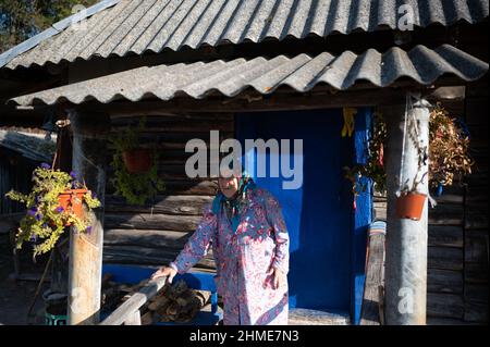 Baba Gania, ein bekannter Siedler, lebt seit vielen Jahren in der Sperrzone in der Nähe des Kernkraftwerks Tschernobyl. Stockfoto