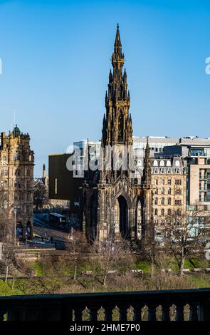Blick über die Princes Street Gardens mit dem Scott Monument an sonnigen Tagen mit blauem Himmel, Edinburgh, Schottland, Großbritannien Stockfoto