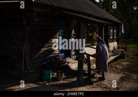 Baba Gania, ein bekannter Siedler, lebt seit vielen Jahren in der Sperrzone in der Nähe des Kernkraftwerks Tschernobyl. Stockfoto