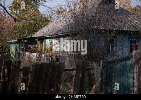 Verlassene Häuser im Dorf Kupovate, in der Sperrzone in der Nähe des Kernkraftwerks Tschernobyl, wurden einst von Umsiedlern bewohnt. Stockfoto