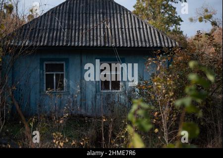 Verlassene Häuser im Dorf Kupovate, in der Sperrzone in der Nähe des Kernkraftwerks Tschernobyl, wurden einst von Umsiedlern bewohnt. Stockfoto