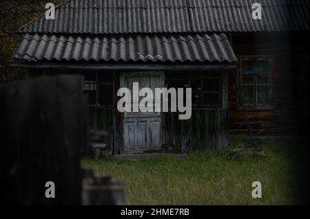 Verlassene Häuser im Dorf Kupovate, in der Sperrzone in der Nähe des Kernkraftwerks Tschernobyl, wurden einst von Umsiedlern bewohnt. Stockfoto