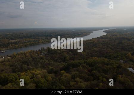 Luftaufnahmen des Pripyat-Flusses und des umliegenden Waldes aus Tschernobyl, Ukraine, in der Nähe des Kernkraftwerks Tschernobyl. Stockfoto