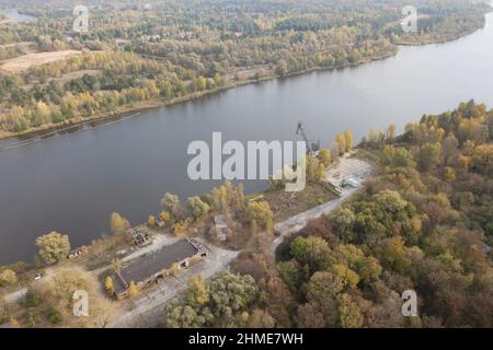 Luftaufnahmen des Pripyat-Flusses und des umliegenden Waldes aus Tschernobyl, Ukraine, in der Nähe des Kernkraftwerks Tschernobyl. Stockfoto