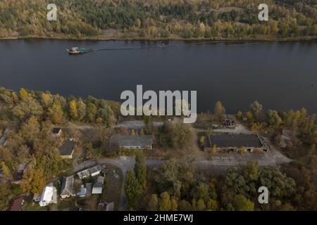 Luftaufnahmen des Pripyat-Flusses und des umliegenden Waldes aus Tschernobyl, Ukraine, in der Nähe des Kernkraftwerks Tschernobyl. Stockfoto