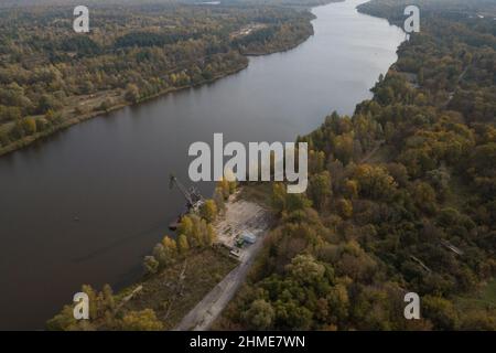 Luftaufnahmen des Pripyat-Flusses und des umliegenden Waldes aus Tschernobyl, Ukraine, in der Nähe des Kernkraftwerks Tschernobyl. Stockfoto