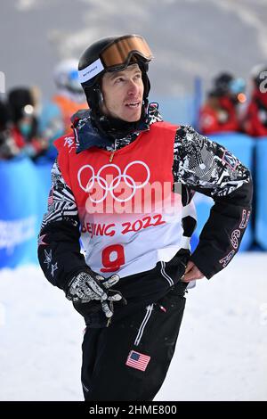 Peking, Hebei, China. 9th. Februar 2022. Snowboarder SHAUN WHITE erwartet nach seinem zweiten Qualifikationslauf bei den Olympischen Winterspielen in Peking die Ergebnisse auf der Anzeigetafel. (Bild: © Mark Edward Harris/ZUMA Press Wire) Stockfoto