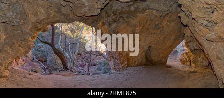 Eine Bogenhöhle am Pine Creek Trail im Tonto Natural Bridge State Park, Arizona. Stockfoto