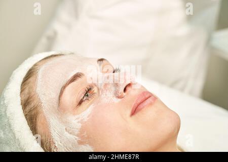 Gesichtsmassage im Spa-Salon vorbereiten. Hände des Arztes. Hübsche weibliche Patientin. Schönheit Stockfoto