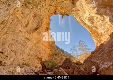 Die Bogenhöhle unter der Brücke im Tonto Natural Bridge State Park Arizona. Stockfoto