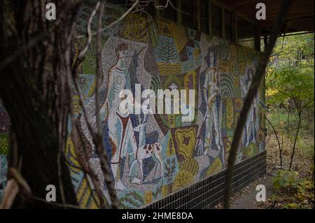 Ein detailreiches Mosaik auf einem verlassenen Kaufhaus in Pripyat, Ukraine, in der Nähe des Kernkraftwerks Tschernobyl, ist gut erhalten geblieben. Stockfoto