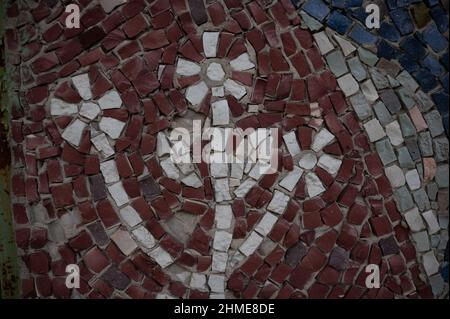 Ein detailreiches Mosaik auf einem verlassenen Kaufhaus in Pripyat, Ukraine, in der Nähe des Kernkraftwerks Tschernobyl, ist gut erhalten geblieben. Stockfoto