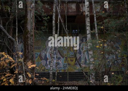 Ein detailreiches Mosaik auf einem verlassenen Kaufhaus in Pripyat, Ukraine, in der Nähe des Kernkraftwerks Tschernobyl, ist gut erhalten geblieben. Stockfoto