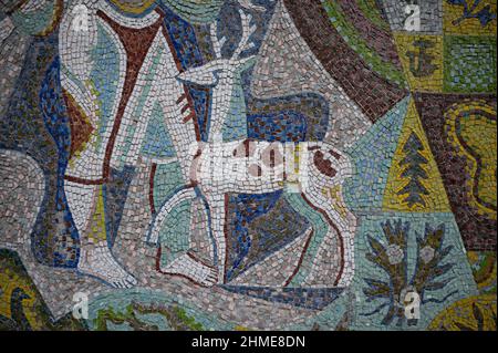 Ein detailreiches Mosaik auf einem verlassenen Kaufhaus in Pripyat, Ukraine, in der Nähe des Kernkraftwerks Tschernobyl, ist gut erhalten geblieben. Stockfoto