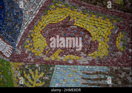 Ein detailreiches Mosaik auf einem verlassenen Kaufhaus in Pripyat, Ukraine, in der Nähe des Kernkraftwerks Tschernobyl, ist gut erhalten geblieben. Stockfoto