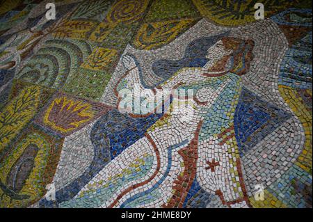 Ein detailreiches Mosaik auf einem verlassenen Kaufhaus in Pripyat, Ukraine, in der Nähe des Kernkraftwerks Tschernobyl, ist gut erhalten geblieben. Stockfoto