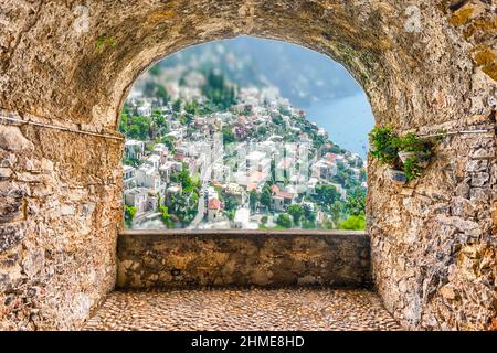Landschaftlich schöner Felsbogen-Balkon mit Luftaufnahme des Dorfes Positano an der Amalfiküste, Italien Stockfoto