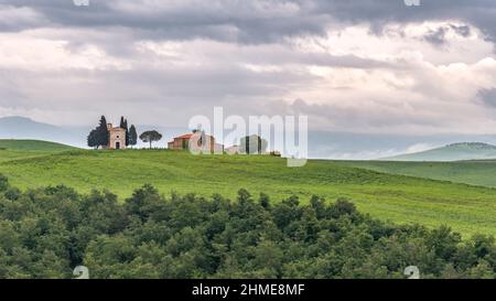 Kapelle von Vitaleta auf dem Kamm eines Hügels im Val d'Orcia in der Nähe von San Quiricio Stockfoto