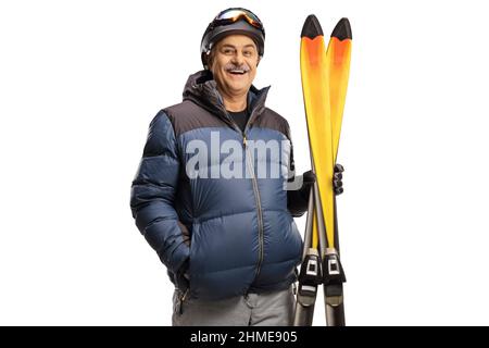 Reifer Mann mit einem Paar Ski isoliert auf weißem Hintergrund Stockfoto