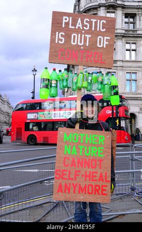 London, Großbritannien, 9th. Februar 2022. Eine Person hält einen Solo-Protest vor dem Unterhaus ab und hält Plakate mit der Aussage, dass unsere Verwendung von Plastik außer Kontrolle ist und die Mutter Natur sich nicht mehr selbst heilen kann. Stockfoto