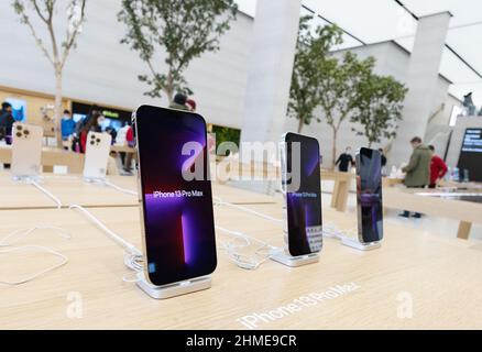 Apple iPhone 13 pro max Handys zum Verkauf im Apple Store Interior, Regent Street, London UK Stockfoto