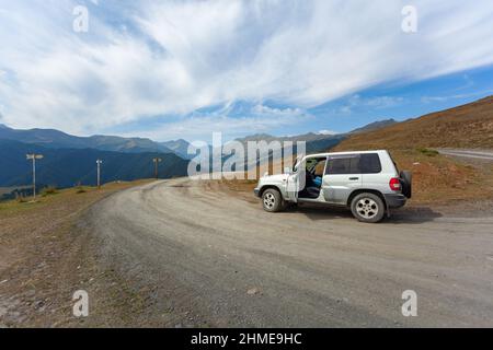 Blick in die Berge. Straße zum Shenako Dorf von Diklo in Tuscheti Region. Georgien Stockfoto