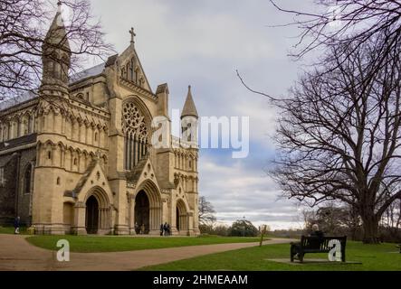 St. Albans Cathedral auch bekannt als St. Albans Abbey, St. Albans Hertfordshire UK - Vorderansicht Stockfoto