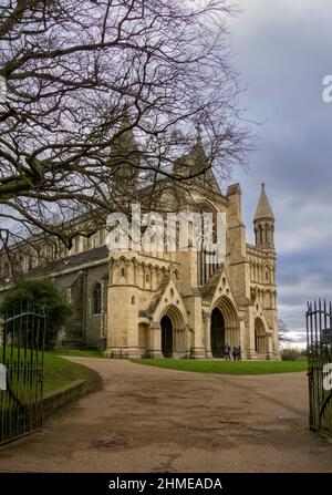 St. Albans Cathedral auch bekannt als St. Albans Abbey, St. Albans Hertfordshire UK - Vorderansicht Stockfoto