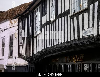 Thai Square & Tudor Tavern Restaurant St. Albans Hertfordshire – Nahaufnahme der Architektur im Tudor-Stil Stockfoto