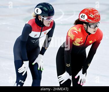 Peking, China. 9th. Februar 2022. Qu Chunyu (R) aus China und Xandra Velzeboer aus den Niederlanden werden während der Frauen-Hitze 1.000m beim Kurzstrecken-Eislaufen im Capital Indoor Stadium in Peking, der Hauptstadt von China, am 9. Februar 2022 gesehen. Quelle: Li Yibo/Xinhua/Alamy Live News Stockfoto