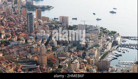 Luftaufnahme des Fürstentums Monaco bei Sonnenaufgang, Monte-Carlo, Altstadt, Aussichtspunkt in La Turbie am Morgen, Hafen Hercule, Prince Palace Stockfoto