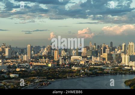 Bangkok, Thailand - 02 Feb, 2022 : schöne Kurve des chao phraya Flusses in der Abendzeit. Gute Zeit, um den Sonnenuntergang letzte Licht der da warten Stockfoto