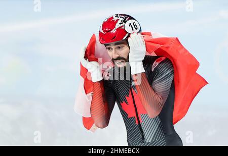 Peking, China. 9th. Februar 2022. Steven Dubois aus Kanada reagiert nach dem Kurzstrecken-Eisschnelllauf-Finale der Herren 1.500m im Capital Indoor Stadium in Peking, der Hauptstadt Chinas, am 9. Februar 2022. Quelle: Lan Hongguang/Xinhua/Alamy Live News Stockfoto