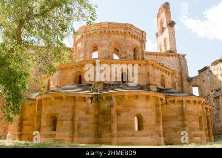 12th Jahrhundert Zisterzienserkloster von Santa María de Moreruela im Sommer in Zamora, Spanien. Stockfoto