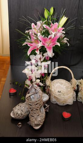 Schuhe aus Silber und Pailletten zusammen mit anderen Braut-Accessoires am Tag der Hochzeit. Stockfoto