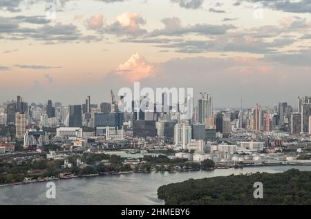 Bangkok, Thailand - 02 Feb, 2022 : schöne Kurve des chao phraya Flusses in der Abendzeit. Gute Zeit, um den Sonnenuntergang letzte Licht der da warten Stockfoto