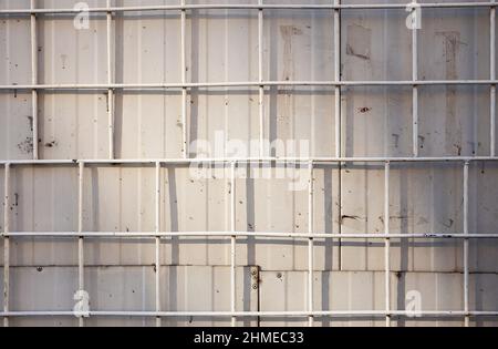 Textur aus weißem Metall quadratischen Zaun. Stockfoto