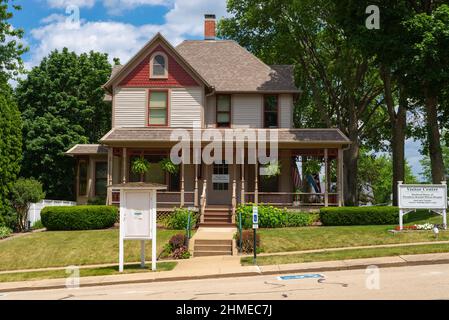 Dixon, Illinois - Vereinigte Staaten - 15.. Juni 2021: Ronald Reagan's Childhood Home Visitor Center in Dixon, Illinois. Stockfoto