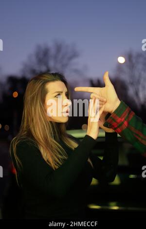 Eine verängstigte Frau zeigte gewaltsam mit der Hand eines Mannes auf der Bummel Stockfoto