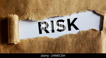 WORTRISIKO auf zerrissenem Papier - Geschäfts- und Finanzkonzepte Stockfoto