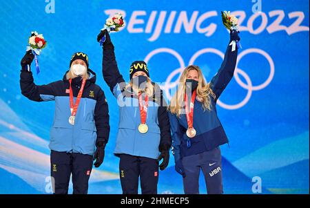 Zhangjiakou, Chinas Provinz Hebei. 9th. Februar 2022. Goldmedaillengewinnerin Jonna Sundling (C) und Silbermedaillengewinnerin Maja Dahlqvist (L) aus Schweden, Bronzemedaillengewinnerin Jessie Diggins aus den Vereinigten Staaten posieren für Fotos während der Preisverleihung des freien Langlaufsprints der Frauen auf dem Zhangjiakou Medals Plaza der Olympischen Winterspiele in Zhangjiakou, nordchinesische Provinz Hebei, 9. Februar. 2022. Kredit: Guo Cheng/Xinhua/Alamy Live Nachrichten Stockfoto