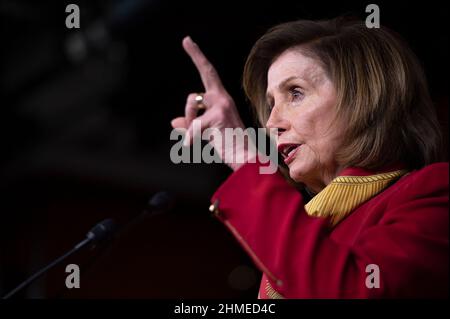 Washington, Vereinigte Staaten. 09th. Februar 2022. Die Sprecherin des Repräsentantenhauses, Nancy Pelosi, D-CA, spricht während ihrer wöchentlichen Pressekonferenz am Mittwoch, den 9. Februar 2022, im US-Kapitol in Washington, DC. Kredit: Bonnie Cash/CNP/dpa/Alamy Live Nachrichten Stockfoto