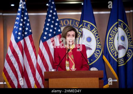 Washington, Vereinigte Staaten. 09th. Februar 2022. Die Sprecherin des Repräsentantenhauses, Nancy Pelosi, D-CA, spricht während ihrer wöchentlichen Pressekonferenz am Mittwoch, den 9. Februar 2022, im US-Kapitol in Washington, DC. Kredit: Bonnie Cash/CNP/dpa/Alamy Live Nachrichten Stockfoto